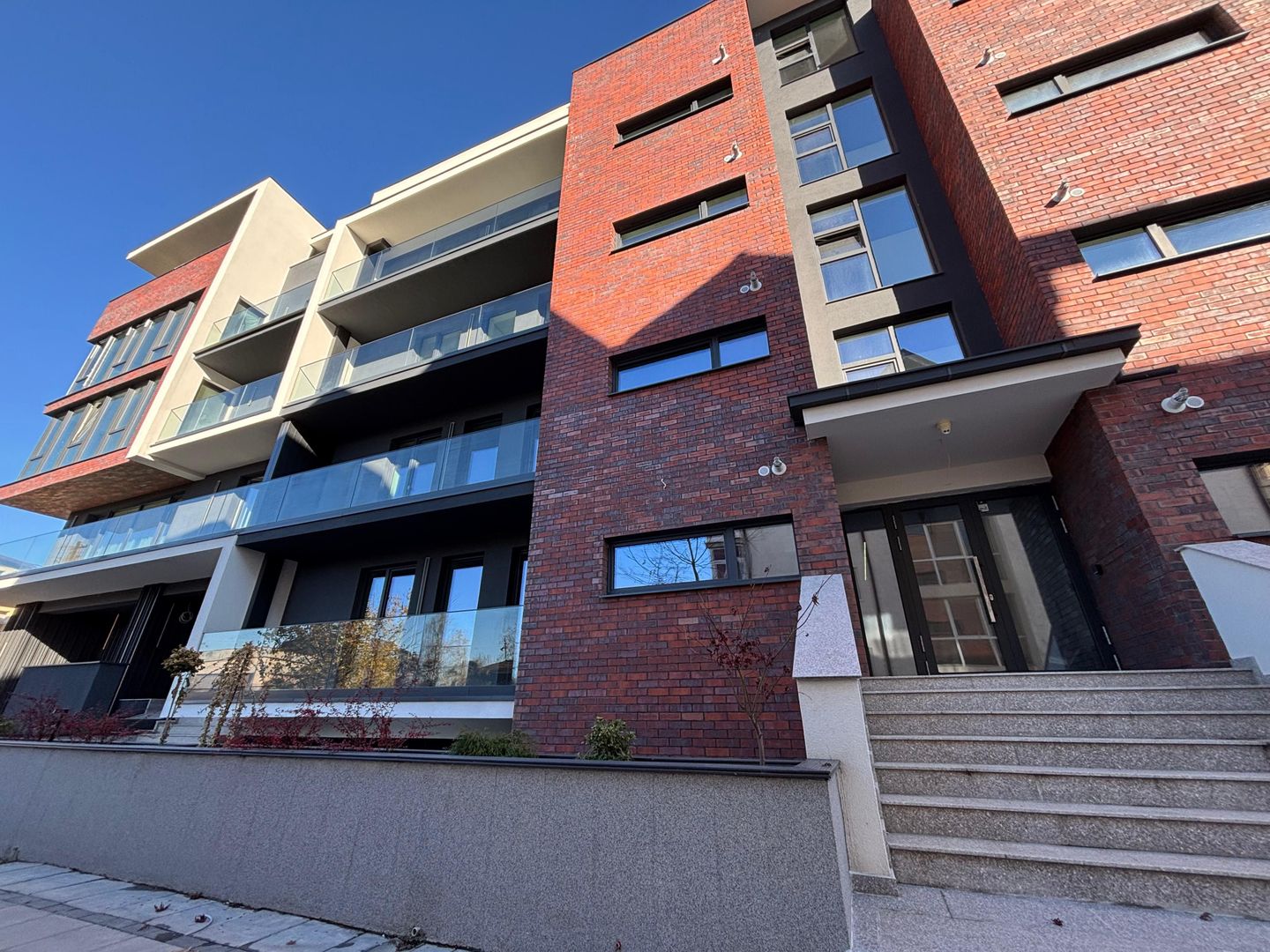 Apartament PREMIUM 3 camere cu GARAJ si boxa - zona Centrala - Poză 10