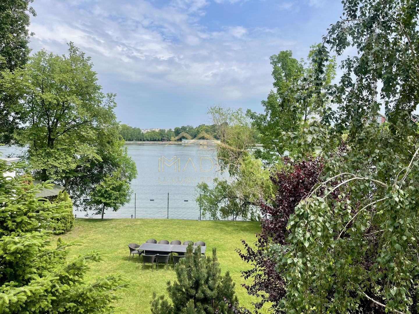 Impressive Villa *1500 SQM usable* 2613 SQM land / Open to the lake - Poză 37