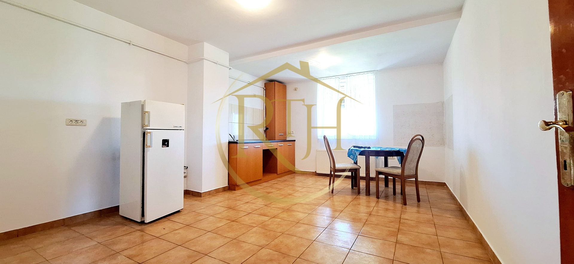 Oferim spre inchiriere, Apartament spatios, 4 camere, pentru locuit sau Firme - Poză 11