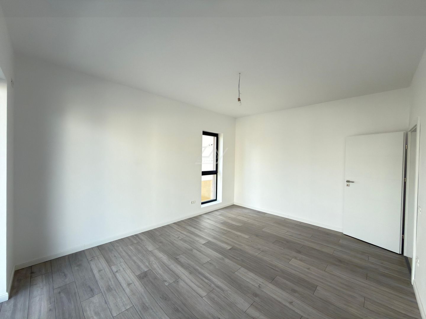 Bloc finalizat la asfalt. Decomandat. Etaj 1. Loc de parcare. - Poză 2