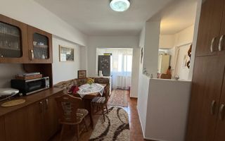 Apartament spațios de vânzare – Zona Școala 16 - Poză 5