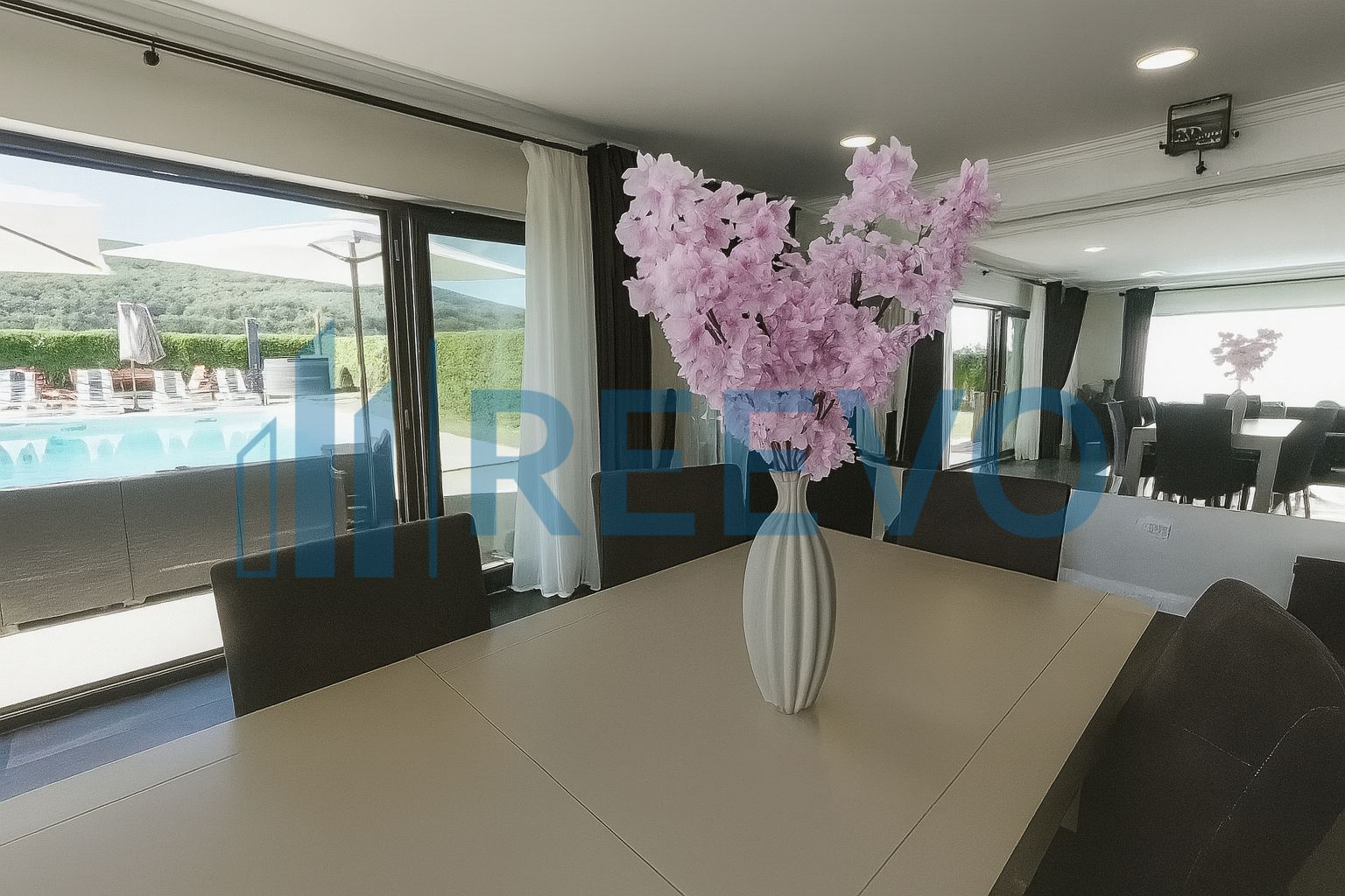 Proprietate Premium cu Două Case și Piscină în Hemeiuș - Poză 19