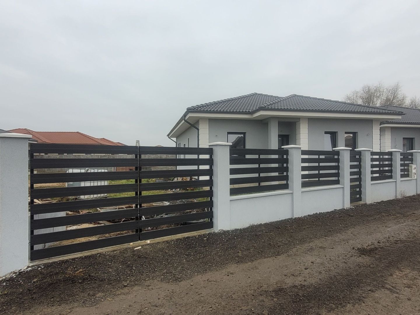 Casă de vânzare,luminoasă,ṣi bine compartimentată- orientare excelentă - Poză 4