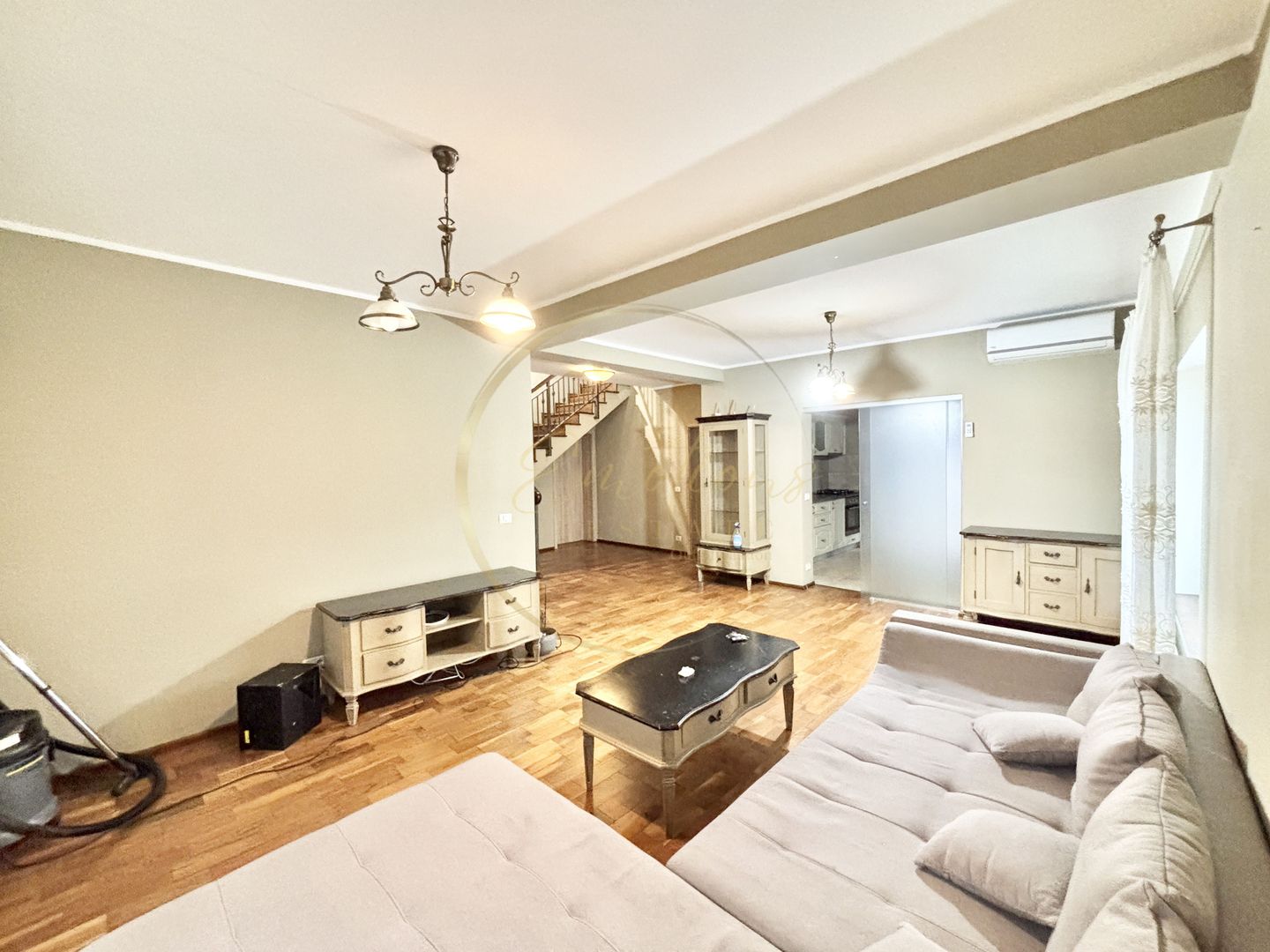 VILĂ DEOSEBITĂ ÎN CARTIERUL PLANETELOR, GIROC – ZONĂ REZIDENȚIALĂ LINIȘTITĂ - Poză 1