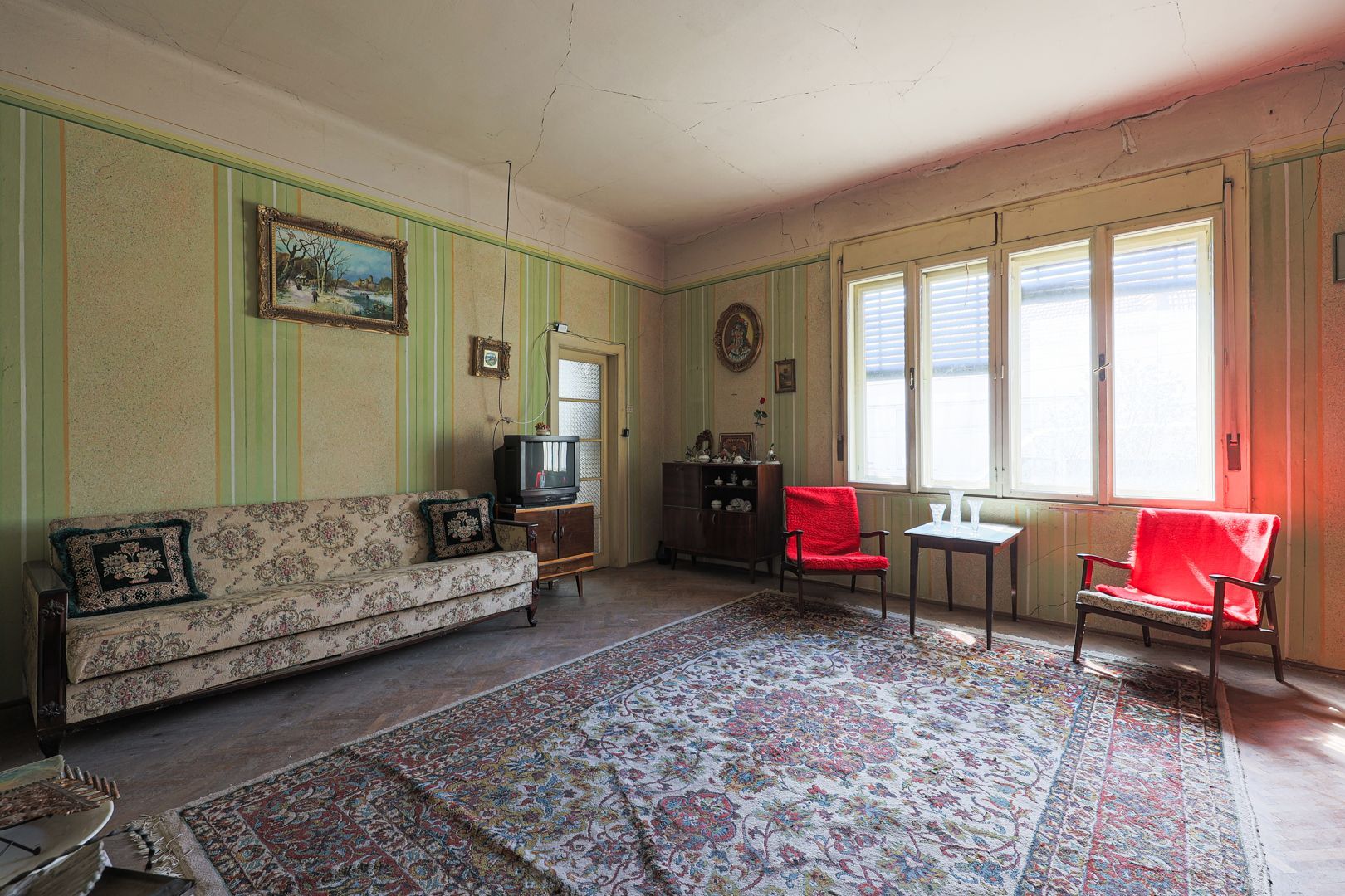 Proprietate REZERVATĂ! Casă din centru în Arad. - Poză 3