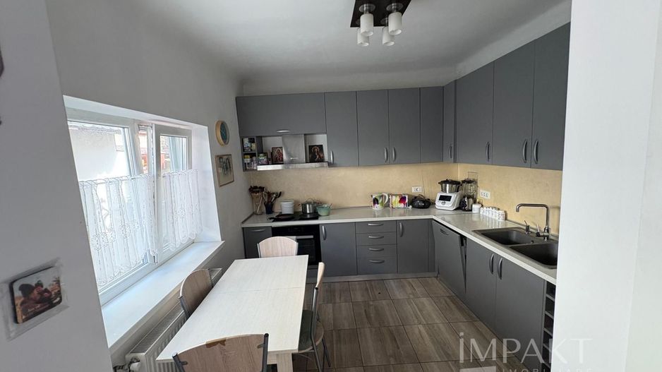 Casa frumoasa de vanzare la curte comuna, zona Centrala! - Poză 2