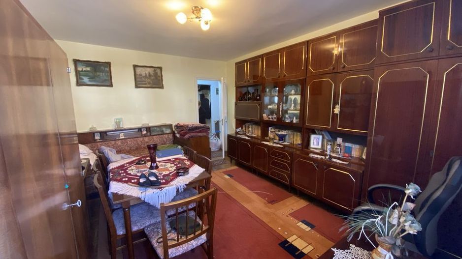 BRASADAS vinde ap 2 cam etaj 1 zona CENTRALA cu garaj. - Poză 1