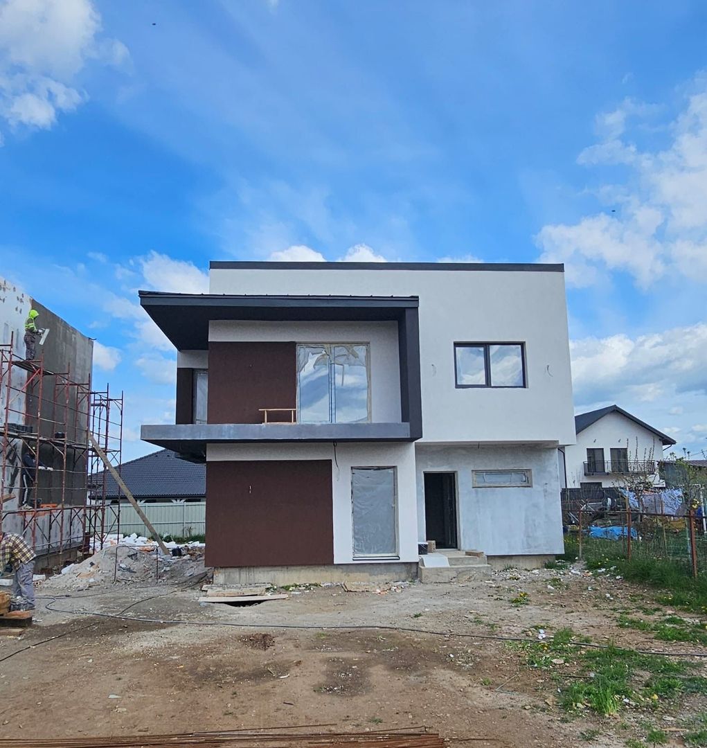 VILĂ CU DESIGN MODERN ȘI PRIVELIȘTE SPECTACULOASĂ CĂTRE MUNȚI - Poză 2
