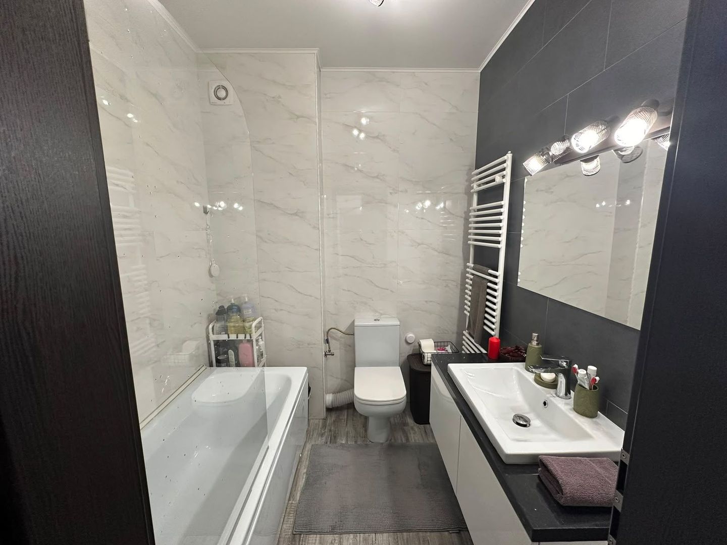 Apartament cu 3 camere, situat intr-un loc nou+ 2 locuri de parcare+ boxa - Poză 9