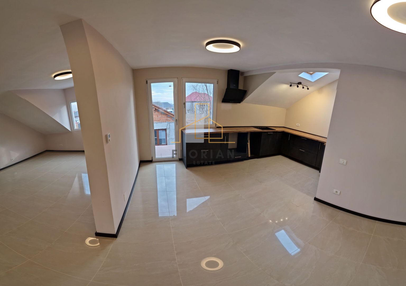 Duplex spatios si luminos in centrul Sacalazului - Poză 3