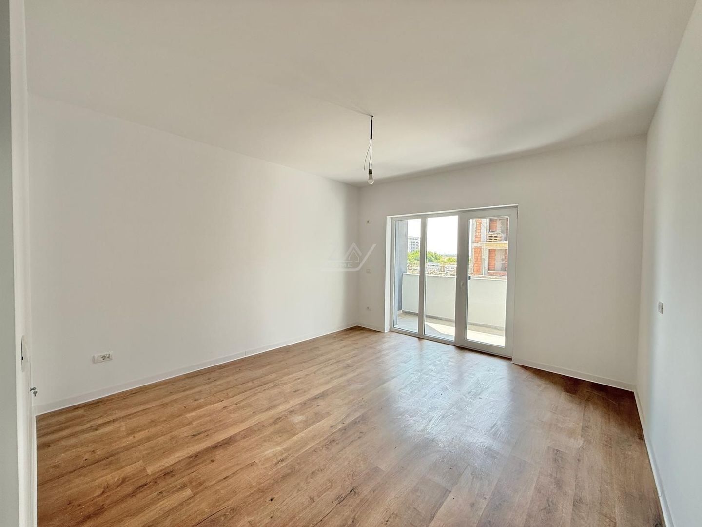 Bucatarie inchisa. Etaj 1. Loc de parcare. Asfalt. - Poză 1