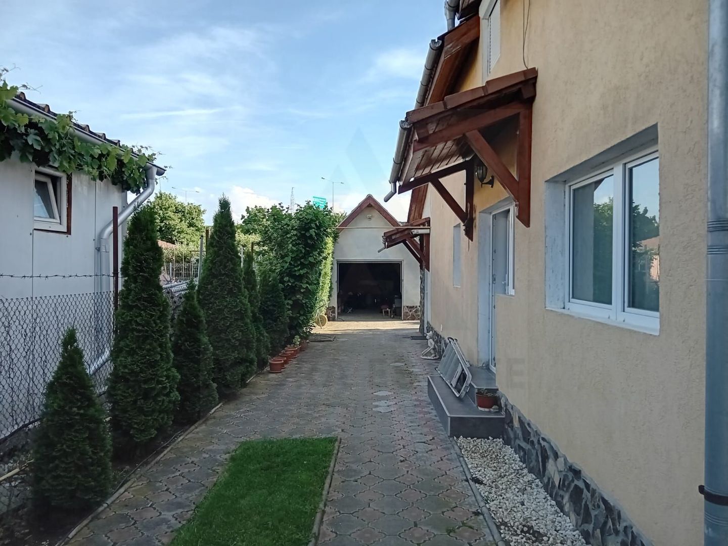 Casa cu etaj 113 mp utili curte libera 350mp garaj cu pod Gusterita - Poză 4