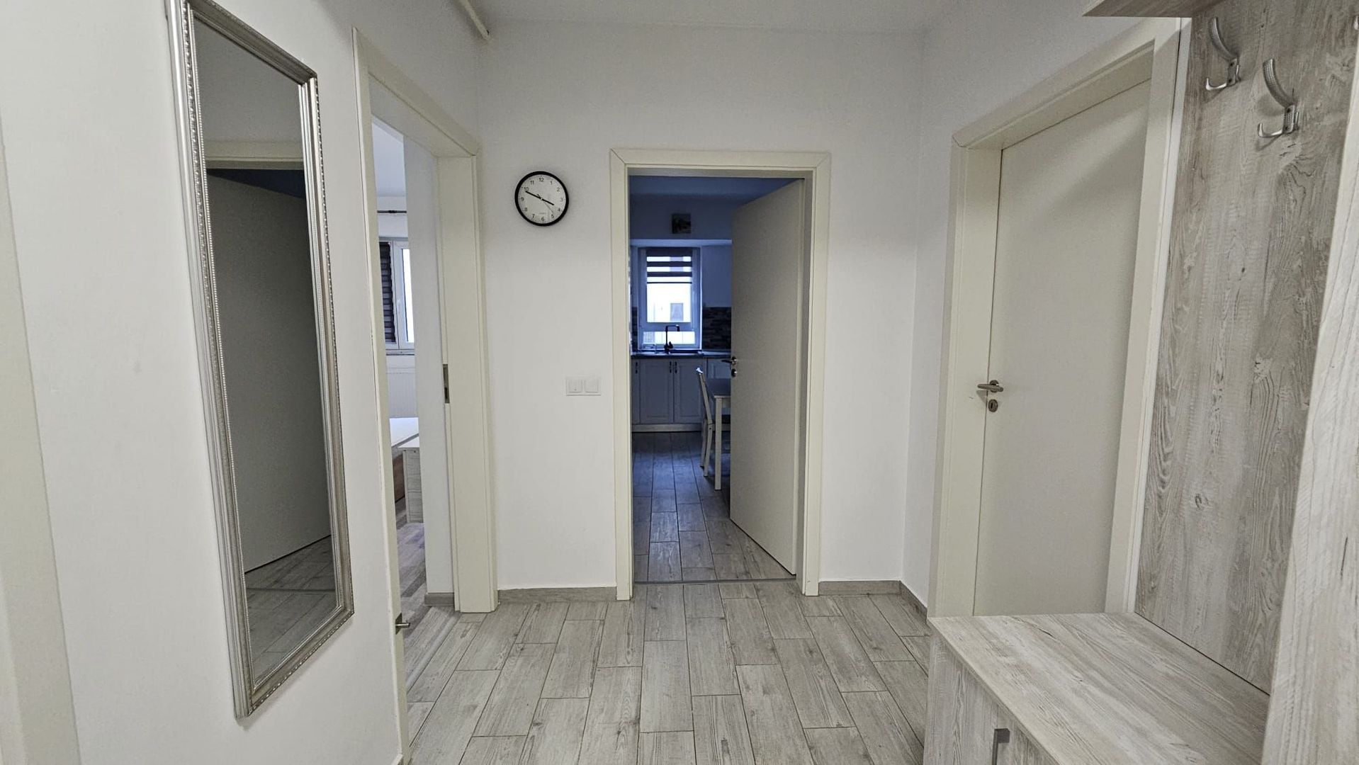 Coresi -Bloc Maurer M9, etajul 1, mobilat, parcare - Poză 5