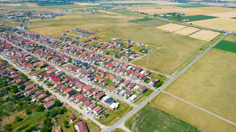 Casă la roșu în Livada - Poză 1