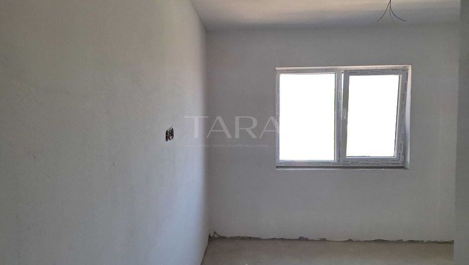 Apartament Semifinisat cu 2 Camere în Baciu - Poză 1