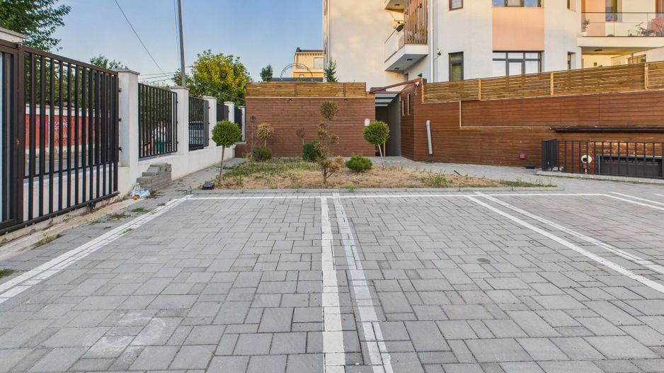 Apartament 2 camere cu 2 băi, 2 locuri de parcare si curte - Poză 20