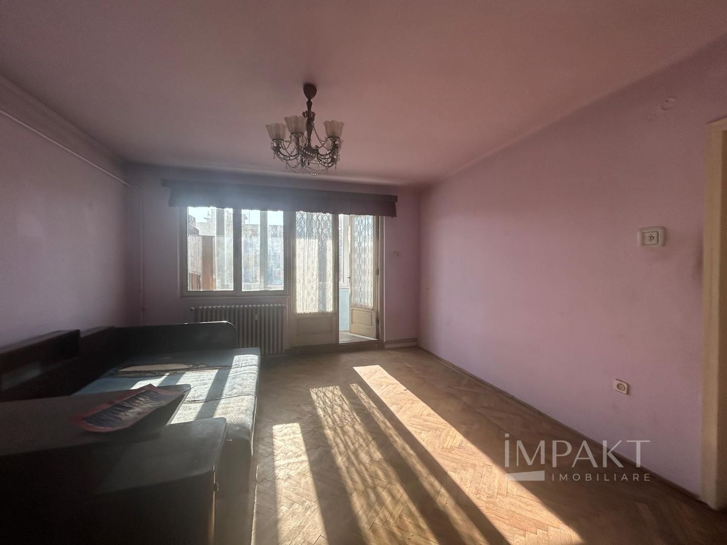 Apartament spatios, cu 4 camere in zona centrala - Poză 3