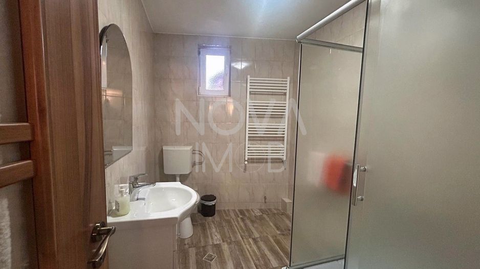 Casa de vanzare 200 mp cu spatiu comercial la parter, strada Lunga - Poză 13