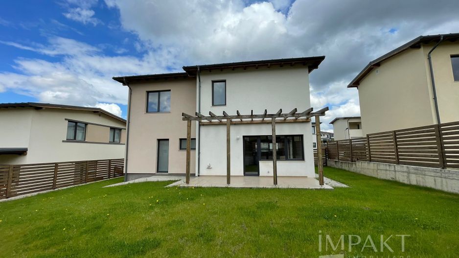 Casă / Vilă cu 4 camere de închiriat - Dezmir - Poză 2