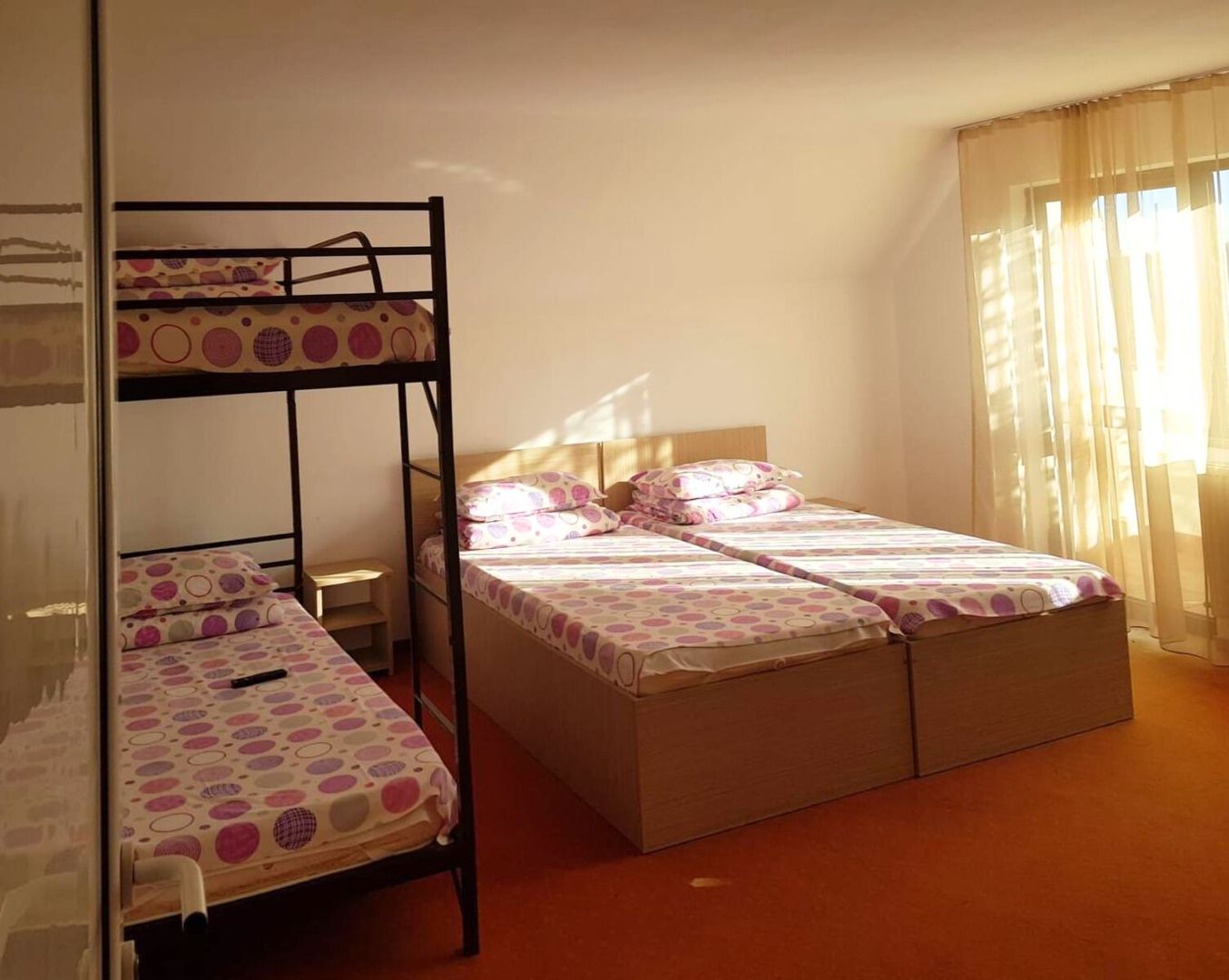 Hotel cu arhitectură montană deosebită poziționare premium Sâmbătă de Sus - Poză 11
