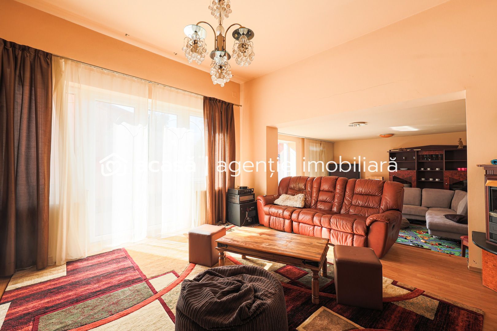 Vilă cu 6 camere în zona rezidențială - Poltura - Poză 2