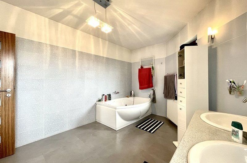 Design clasic, pozitie centrală - casă  în Dumbrăvita - Poză 20