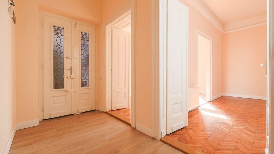 VANDUT.  Descoperă eleganța istorică în inima Aradului! - Poză 3