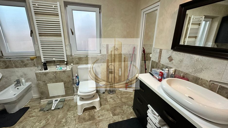 Casă premium cu panouri solare, stație EV, anexă locuibilă și grădină - Poză 14
