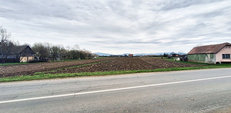 Teren intravilan pentru case in centrul Podu Oltului de 5600mp, 28 euro/mp - Poză 6