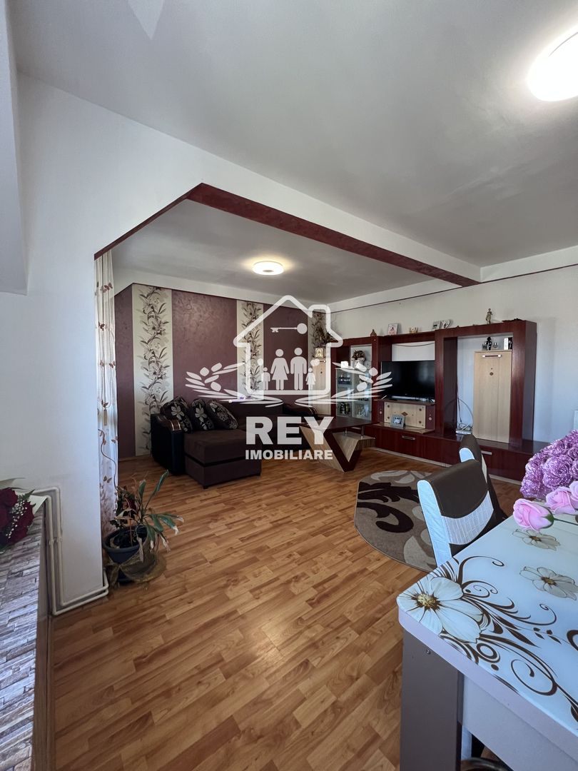 De vanzare- Apartament 3 camere str Luptei - Poză 12