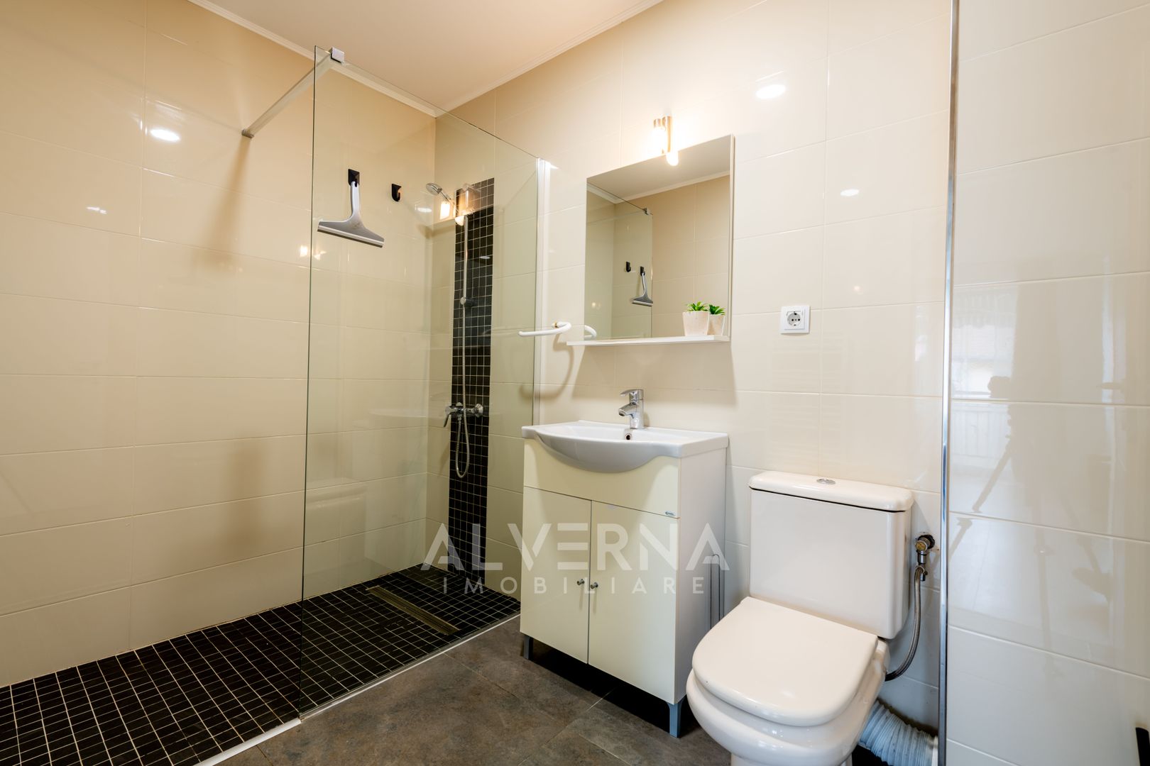 Inchiriere apartament 3 camera, 68mp + balcon, loc parcare, zona Terra - Poză 9