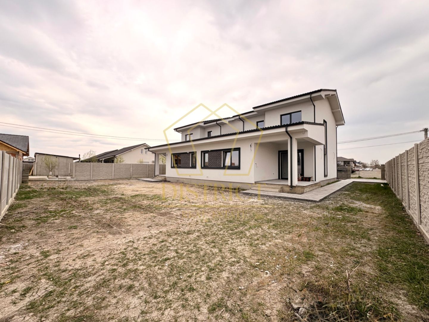 Duplex cu 4 camere, despărțit prin camera tehnica | Mosnita Veche - Poză 13