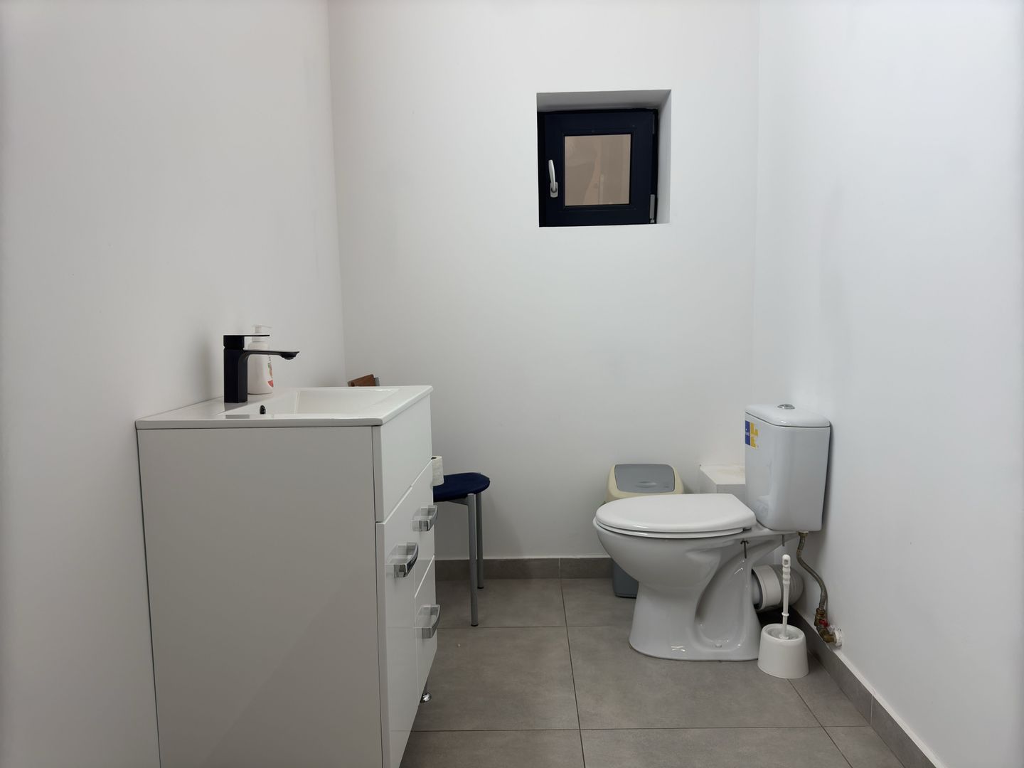 Showroom + cladire birouri | Roman/Neamt | stradal - de vanzare - Poză 12