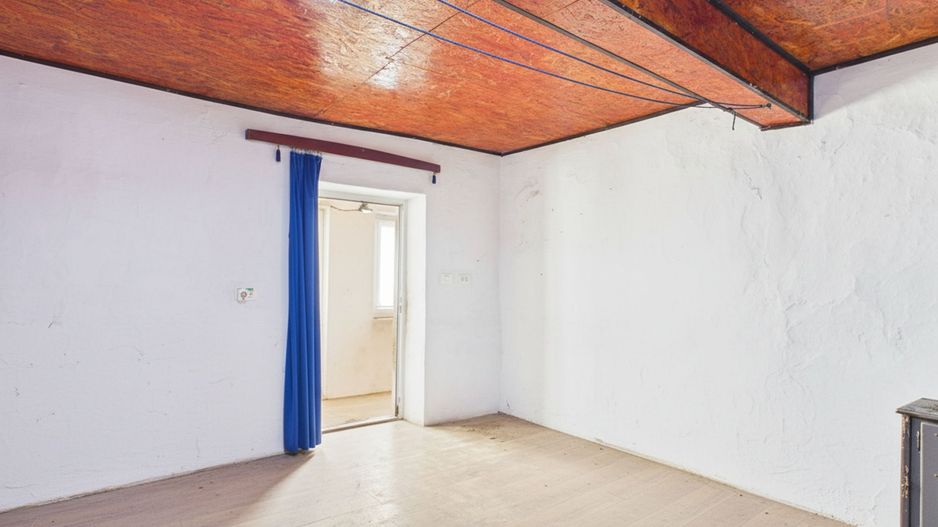 Casă  Sântana cu 3 camere și panouri fotovoltaice - Poză 3