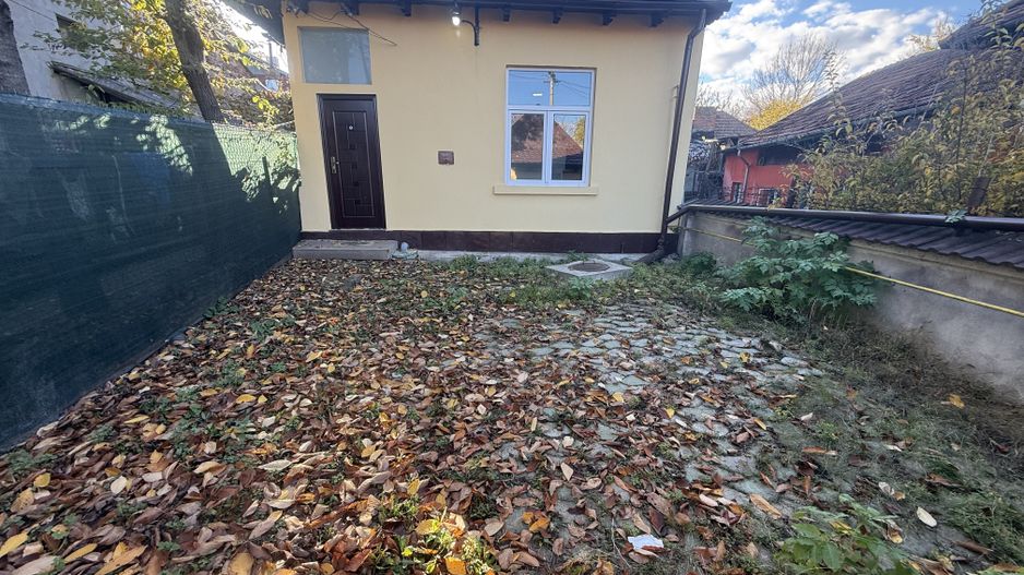 2 corpuri de Casă renovate + teren 125 mp Campina - Poză 2