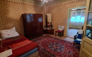 Casă cu teren de 1.000 m² – utilități complete, ideală pentru renovare - Poză 4