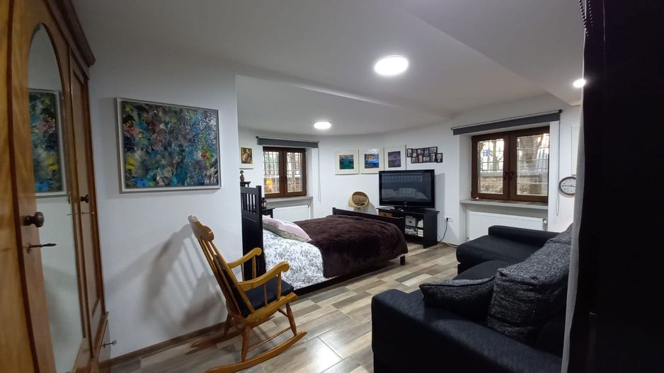 Apartament central la demisol înalt - Poză 2