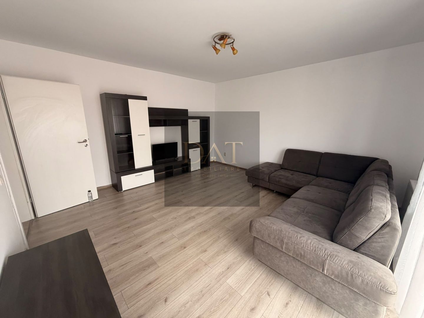 Apartament, 2 camere decomandate, parcare subterana, zona Traian Vuia - Poză 2