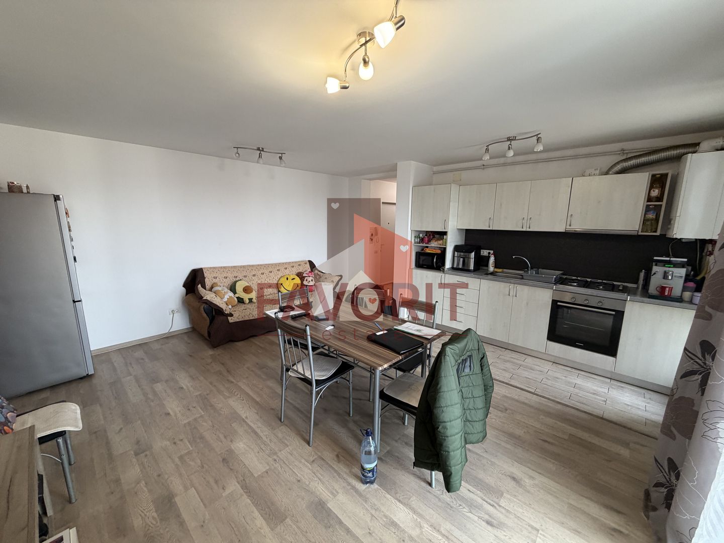 Spatios. Mobilat si utilat. Pozitie excelenta. - Poză 2