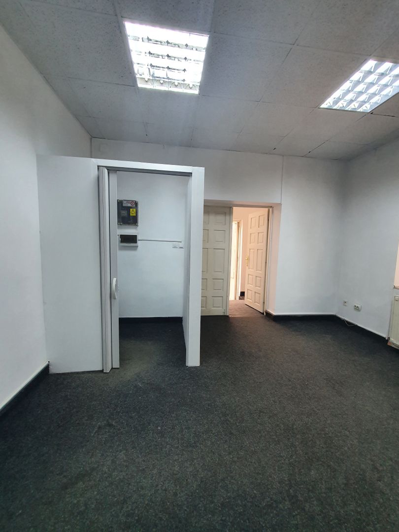 Spatiu comercial 39,22 mp + 18,17 mp pivnita + curte 18 mp - sos. Viilor - Poză 6