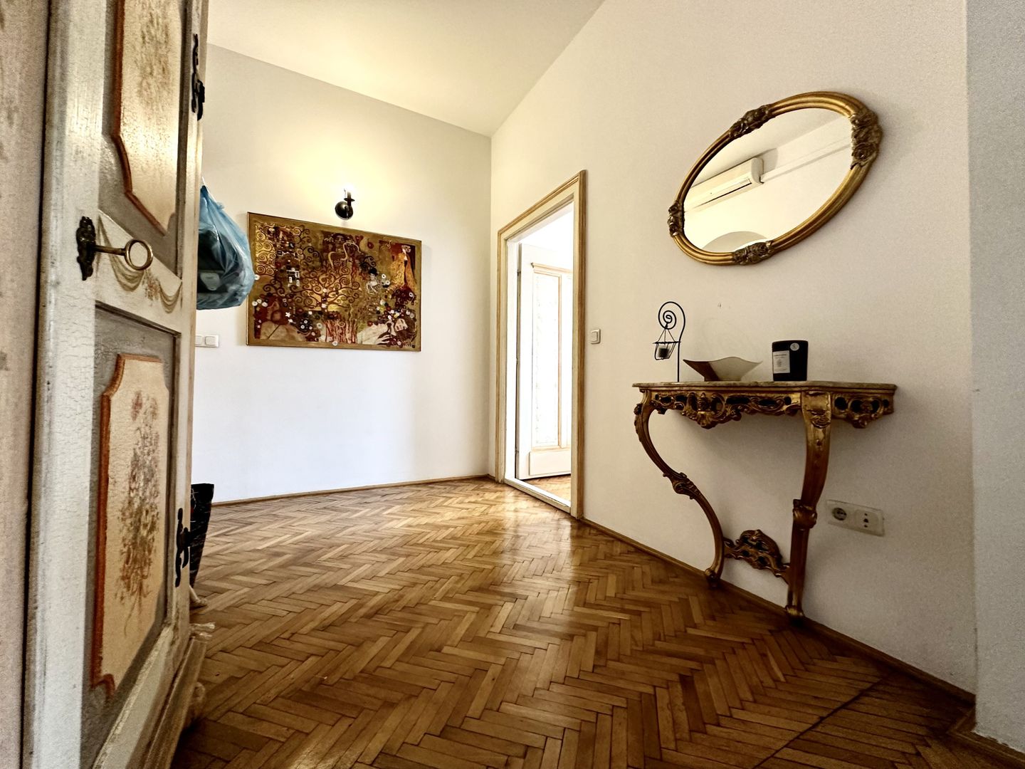 Apartament cu 2 camere,  clasic si boem, cu vedere in Piață Victoriei - Poză 15