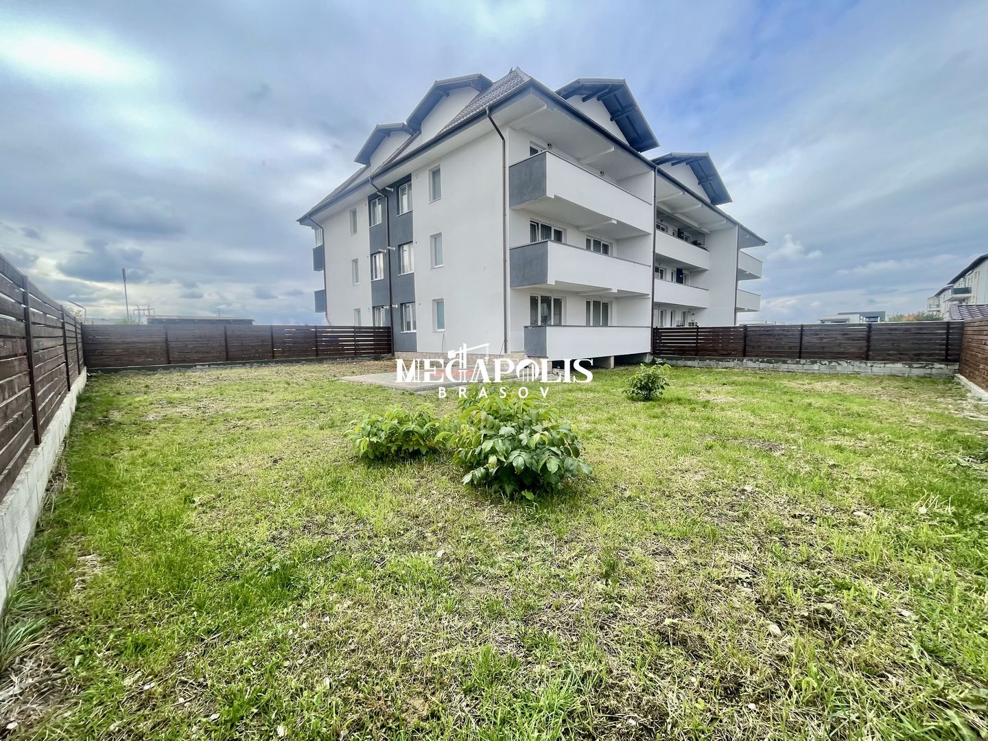 2 camere | Curte 347 mp | Decomandat | Parcare - Poză 1