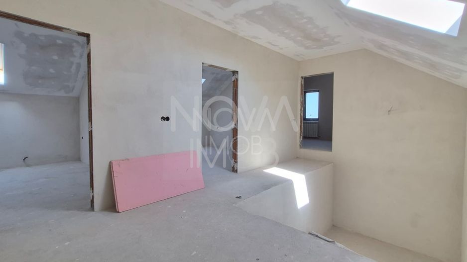 Casa generoasa cu 7 camere, 3 bai, dressing si parcare – Sura Mica - Poză 12