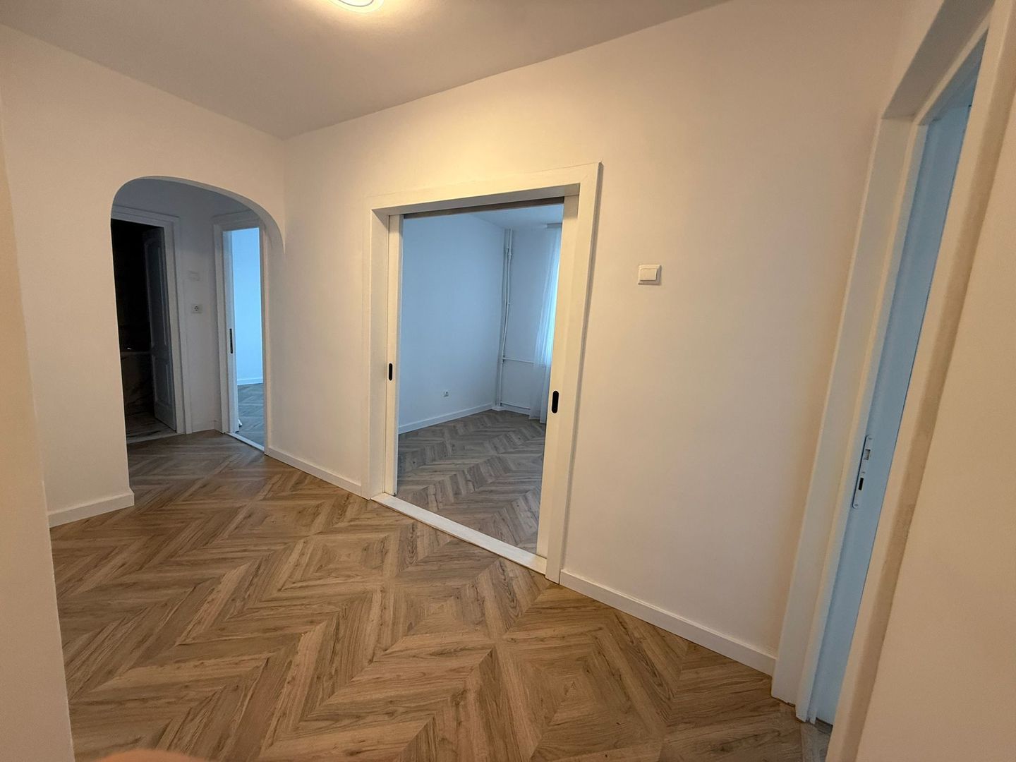Apartament cu 3 camere – Zona Rogerius, Oradea - Poză 1