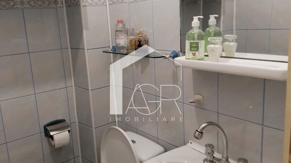 Apartament cu 3 camere, decomandat, zona Republicii - Poză 9