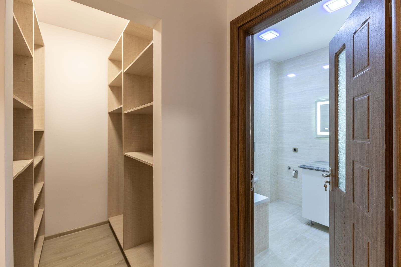 Coresi-Isaran apartament foarte spatios, 2 bai - Poză 7