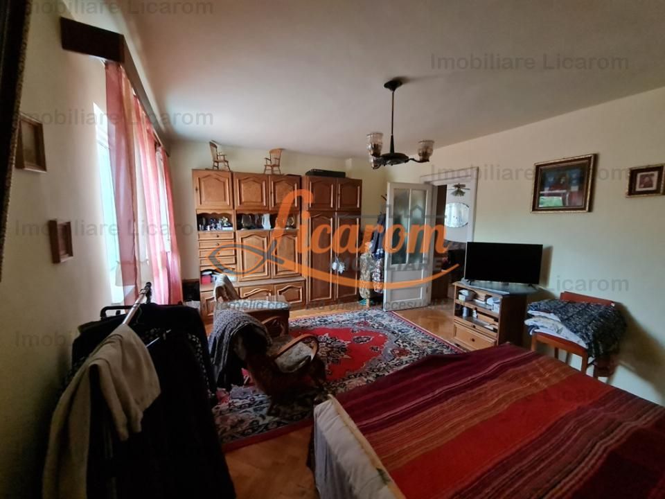 Proprietate individuala-3 apartamente,spatiu comercial,garaje,gradina,curte - Poză 6