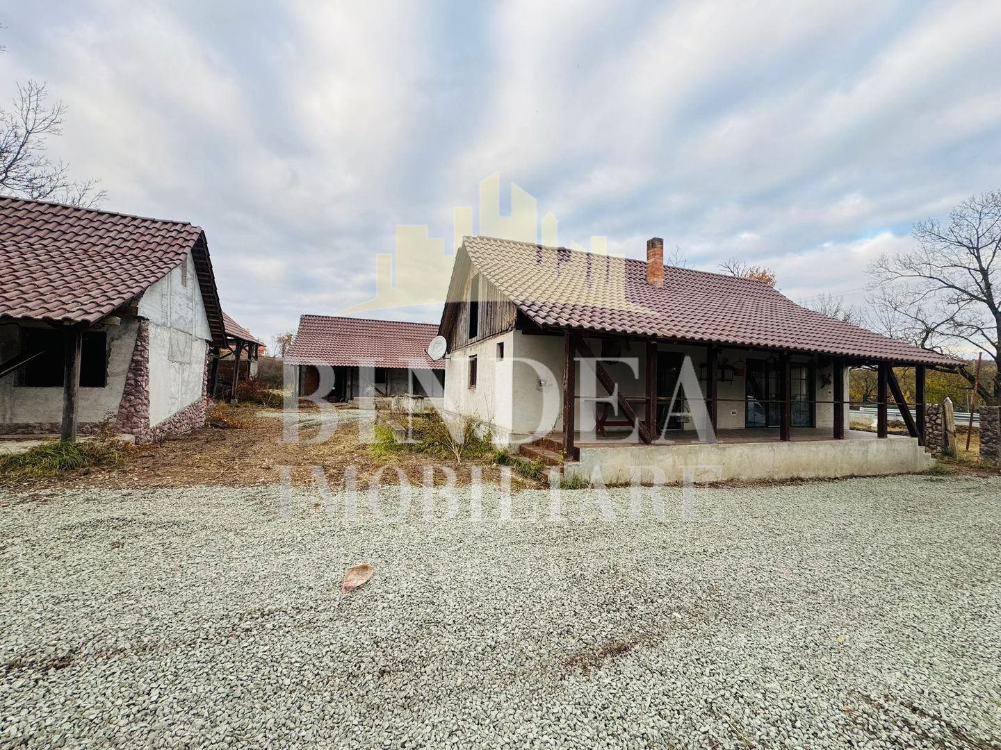 Oportunitate investitie: două reședințe de vacanță/ cabane 3940mp teren - Poză 11