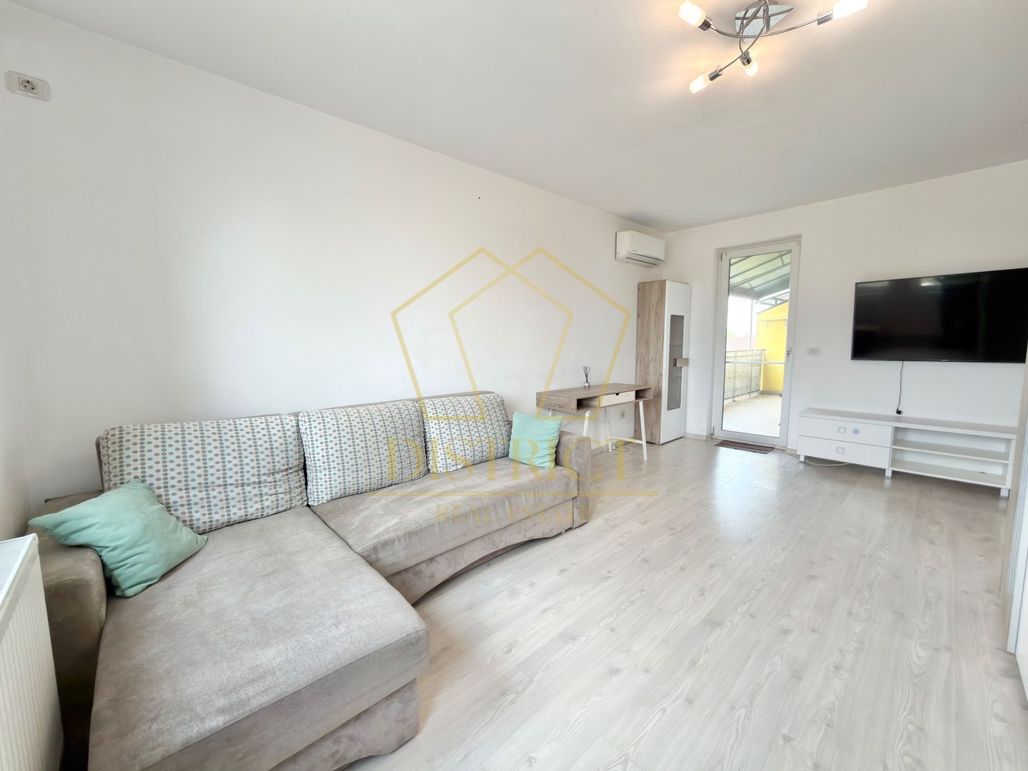 Apartament cu 2 camere mobilat, decomandat la etajul 2 in Giroc la asfalt. - Poză 1