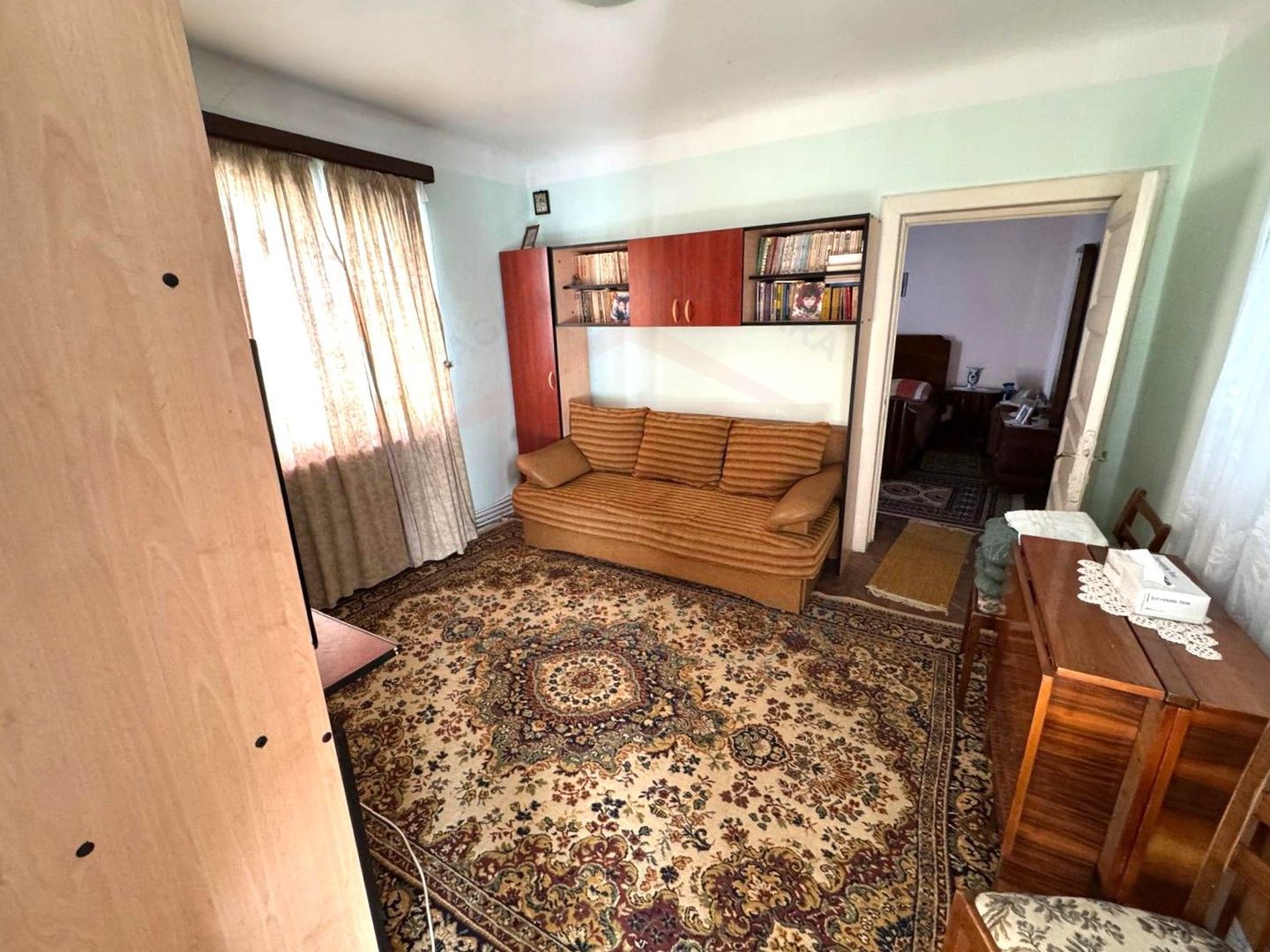 Casă cu arhitectură pragmatică în zona Port - Poză 1